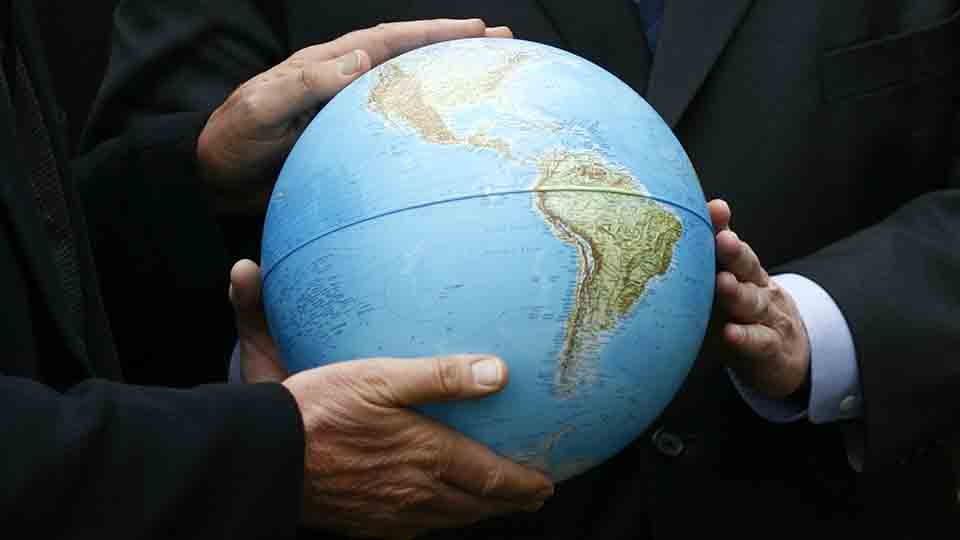 Airline tycoon Richard Branson (L) and former U.S. vice-president Al Gore hold a globe in central London February 9, 2007.