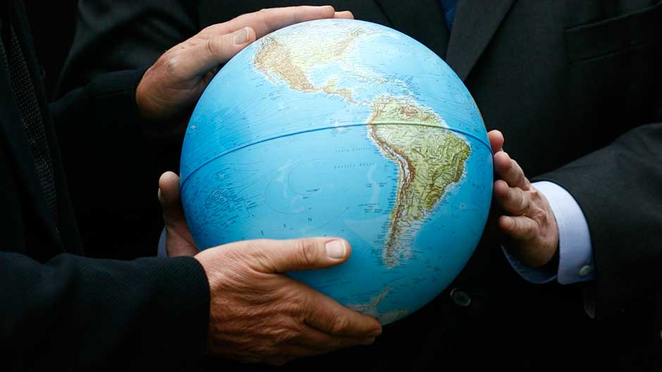 Airline tycoon Richard Branson (L) and former U.S. vice-president Al Gore hold a globe in central London February 9, 2007.
