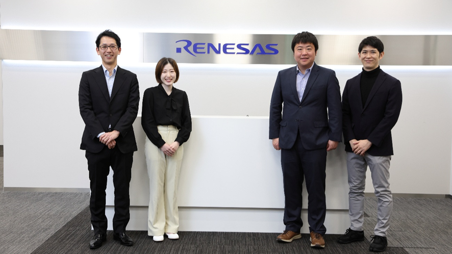 ルネサスエレクトロニクス本社で、ONESOURCE DataFlow導入事例に関わった担当者が並ぶ様子。