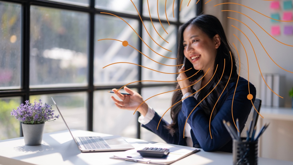 ノートパソコンとマイクのあるデスクで作業するプロフェッショナルの様子。AIを活用したリーガルリサーチと実務支援を表現