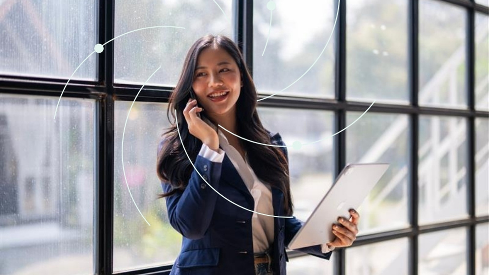 AIを活用したリーガルリサーチツールをタブレットで操作するビジネスプロフェッショナル。