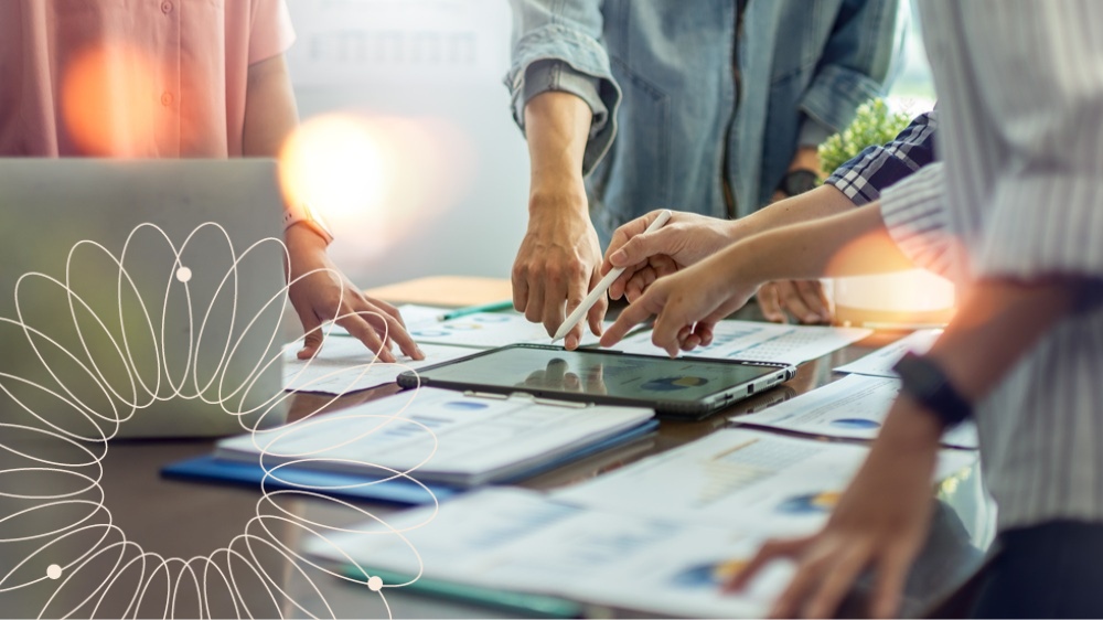 グローバルなe‑Invoicing規制に関するシステム対応を検討するビジネスチーム